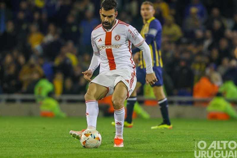 Internacional enfrenta o líder Botafogo neste sábado