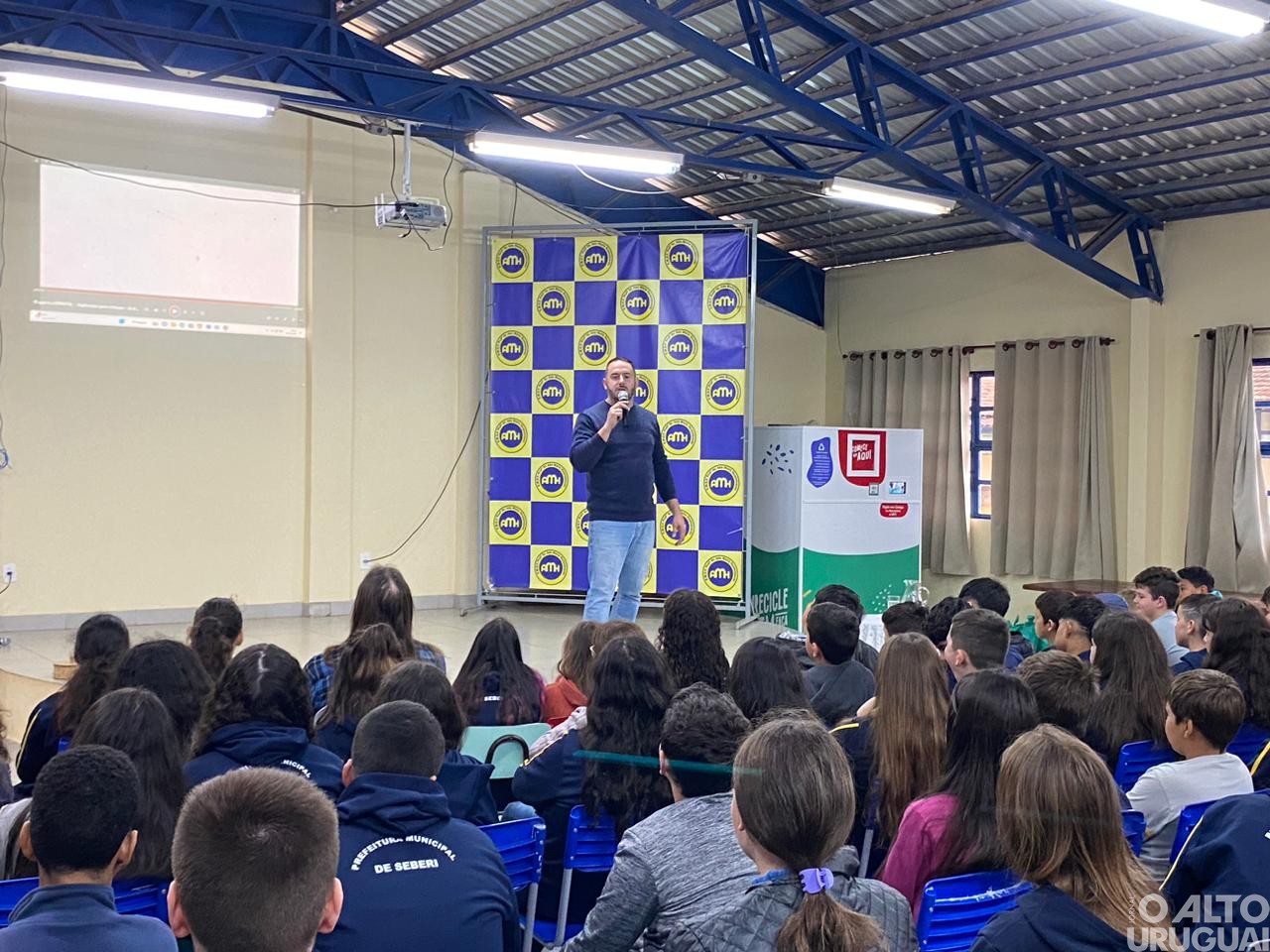 Palestras nas escolas da região promovem debate sobre bullying e uso de telas