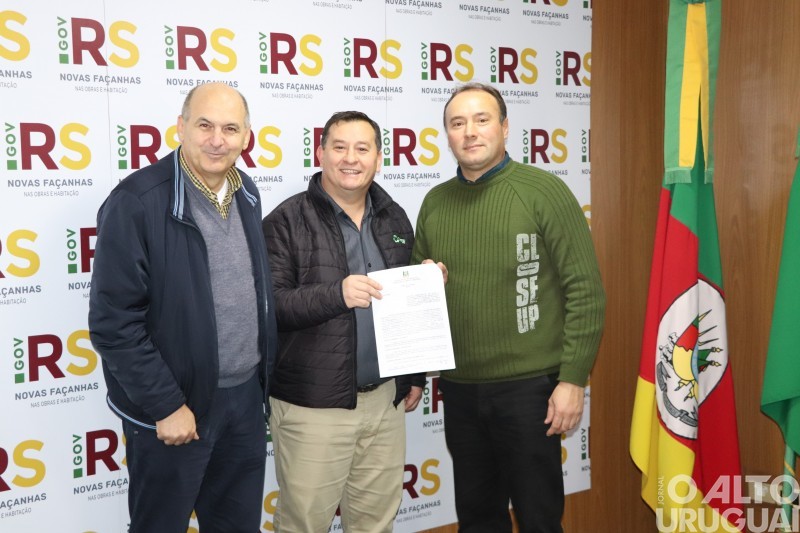 Novo Tiradentes assina convênio do programa “Nenhuma Casa Sem Banheiro”