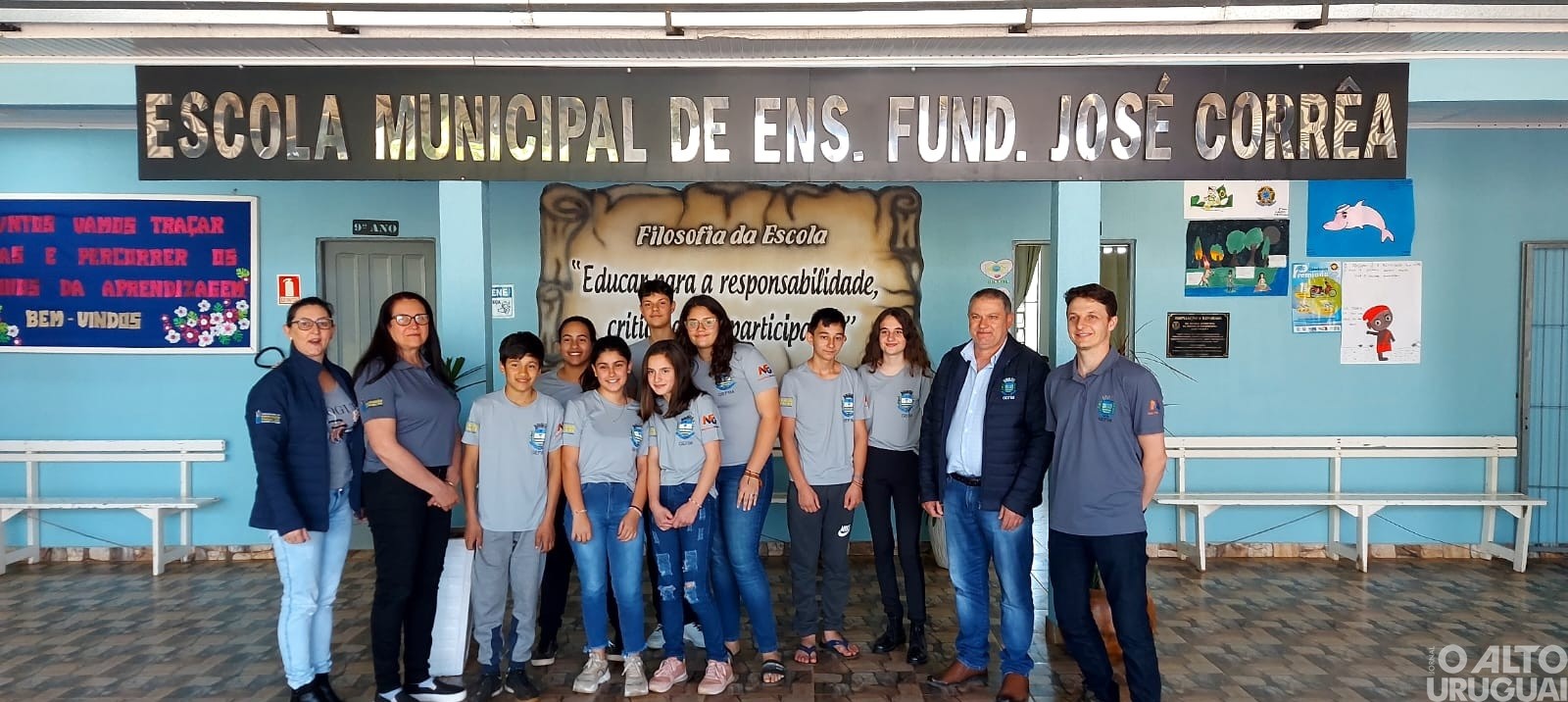 Gefim de Palmitinho entrega camisetas para alunos e professores