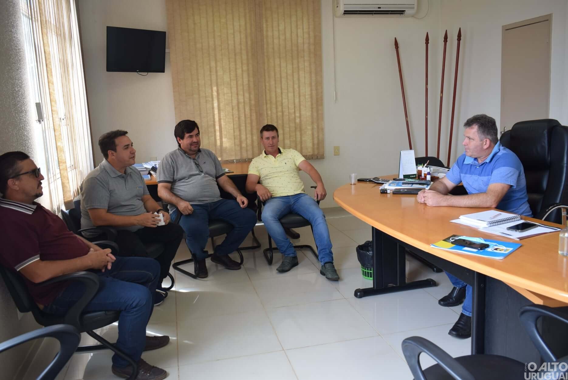 Alpestre: prefeito em exercício participa de reunião com a Famurs
