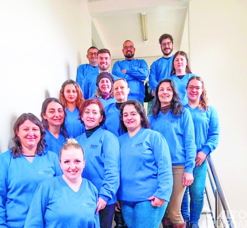 Equipe da Rede Bem Cuidar de Palmitinho recebe uniformes