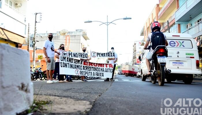 Familiares de Eronita da Silva realizam manifestação pacífica no centro de FW