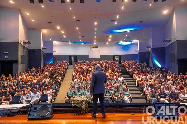 Leandro Karnal lota salão de atos da URI/FW