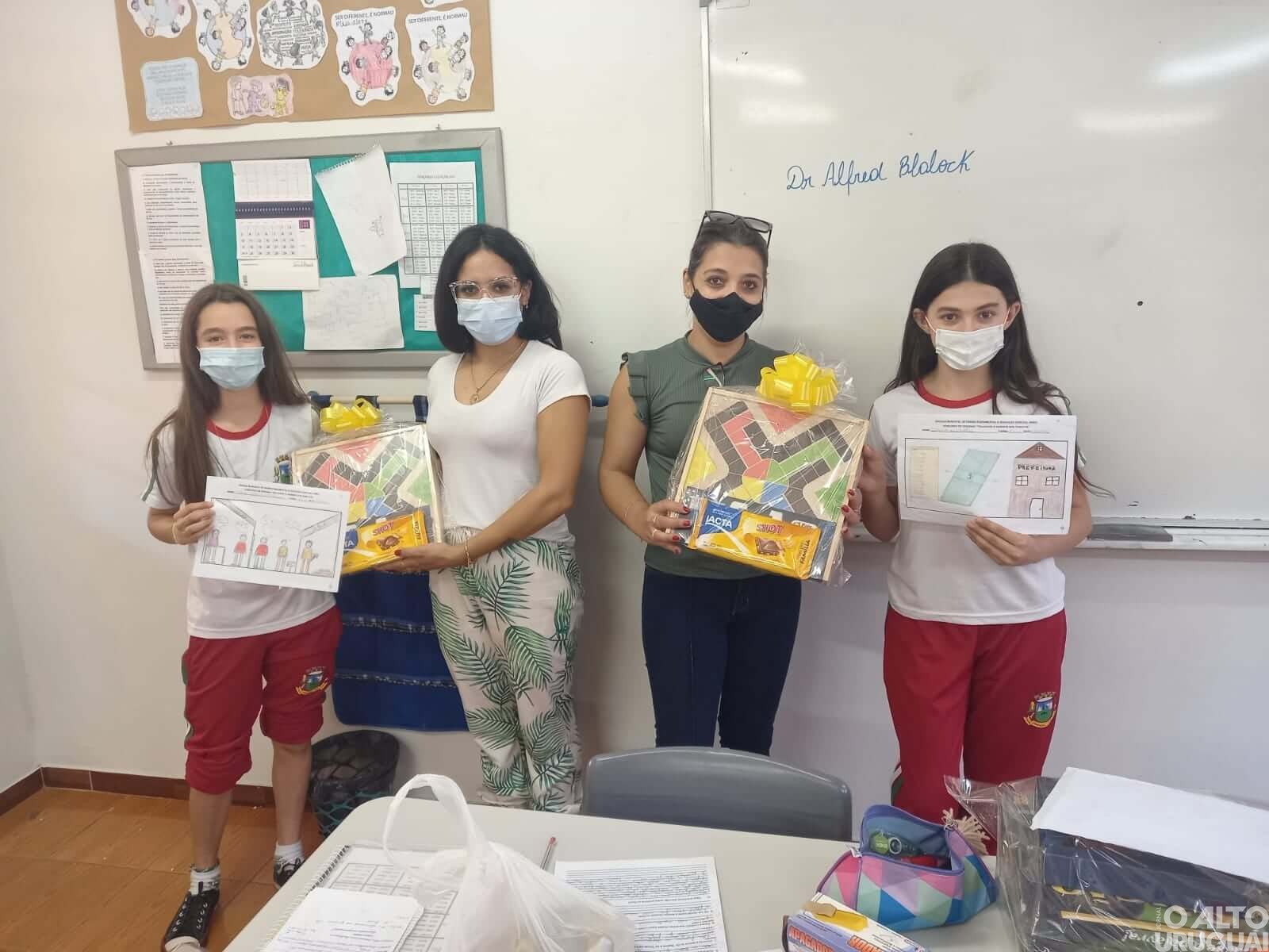 Pinhal: vencedoras do concurso de desenhos recebem premiações