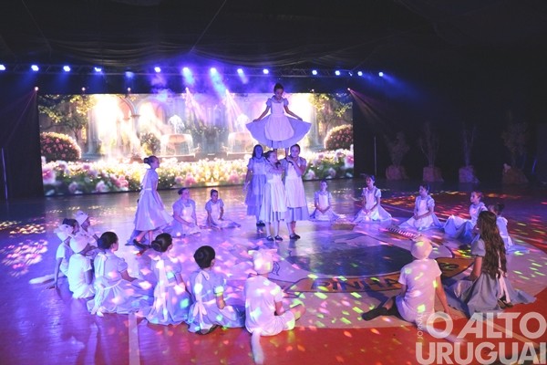 Espetáculo “Alice no País das Maravilhas” reúne público em Pinhal