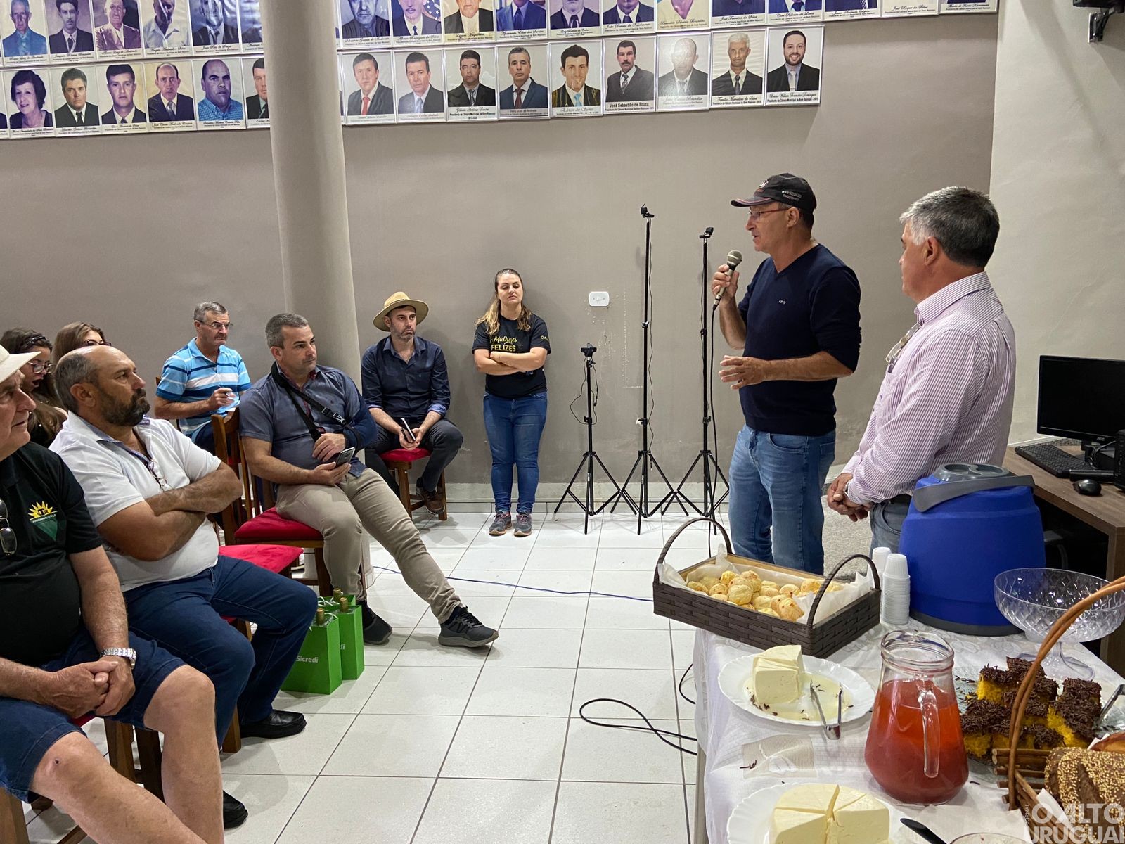 Representantes do STR regional conhecem produção de morangos mineira