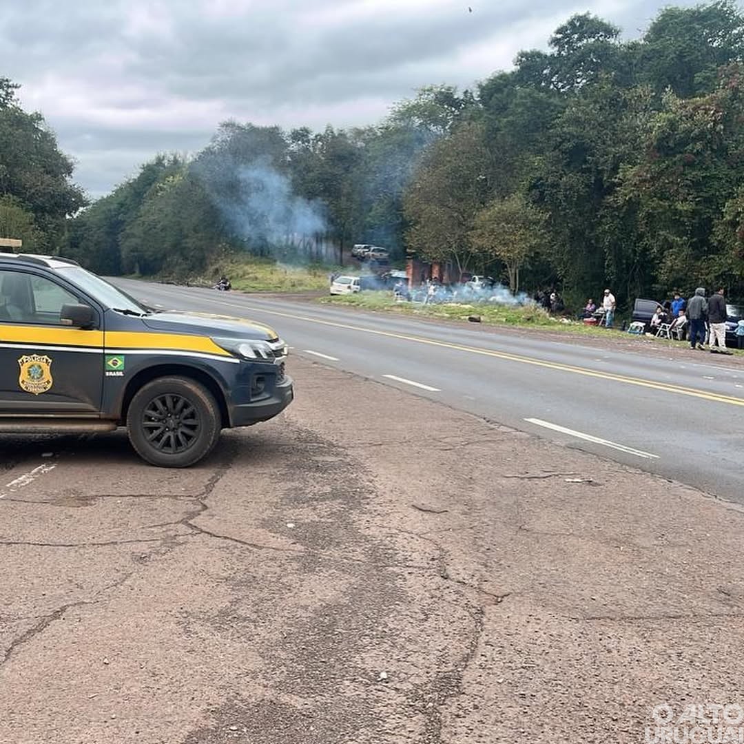 Indígenas mantêm bloqueio em Iraí nesta terça-feira à tarde