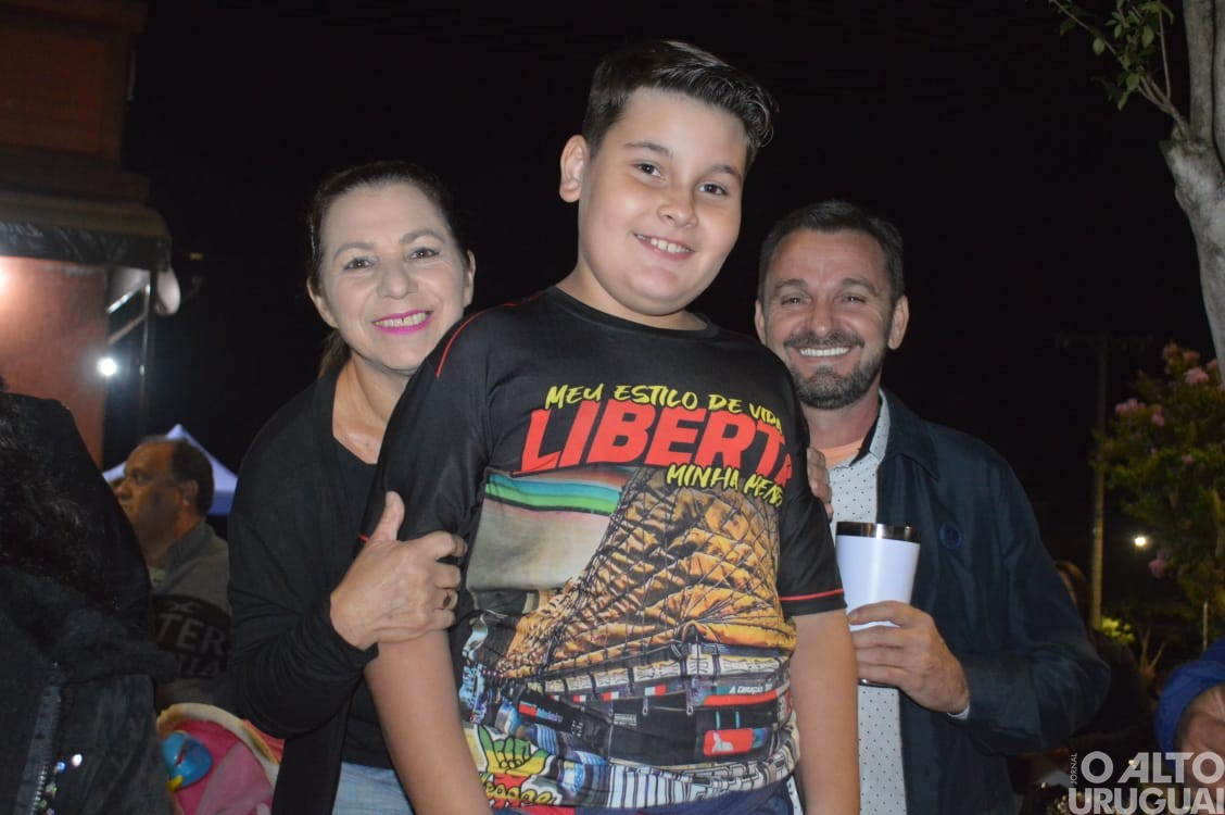 Desfile de rua do Carnaval Regional de Iraí reúne grande público