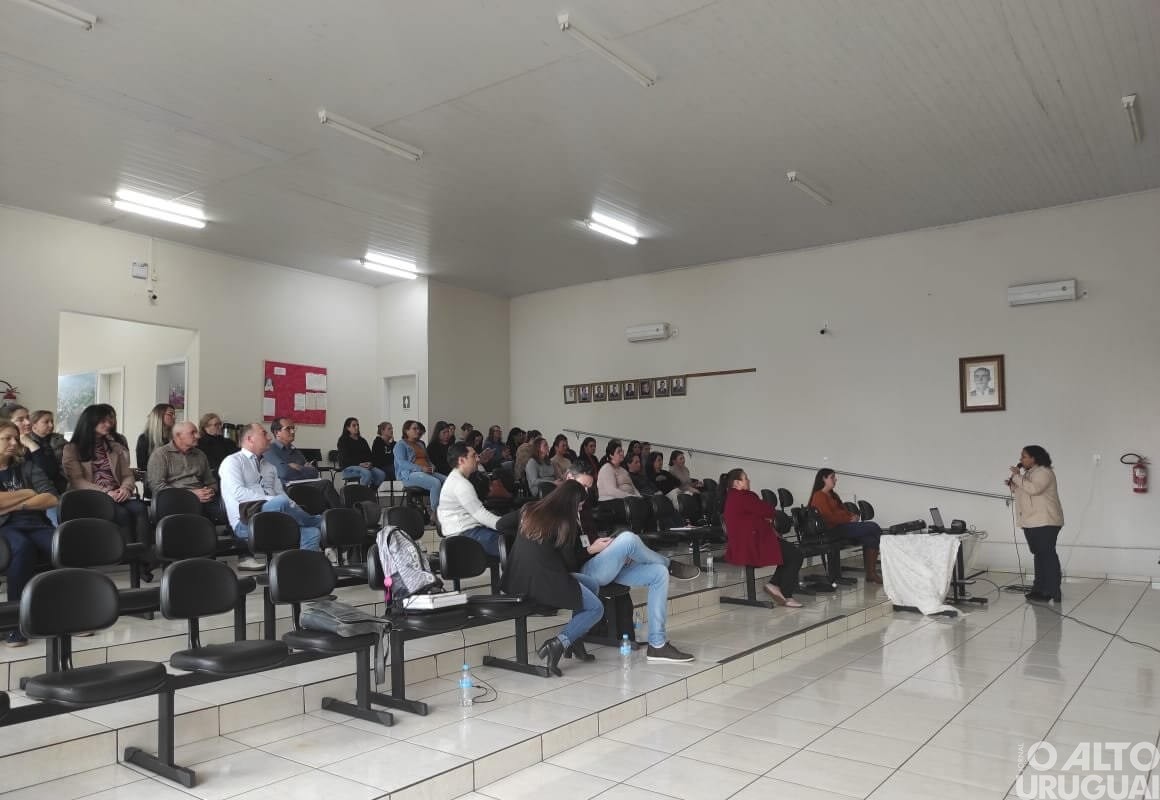 Servidores de Cristal do Sul participam de formação sobre afro-brasileiros e indígenas