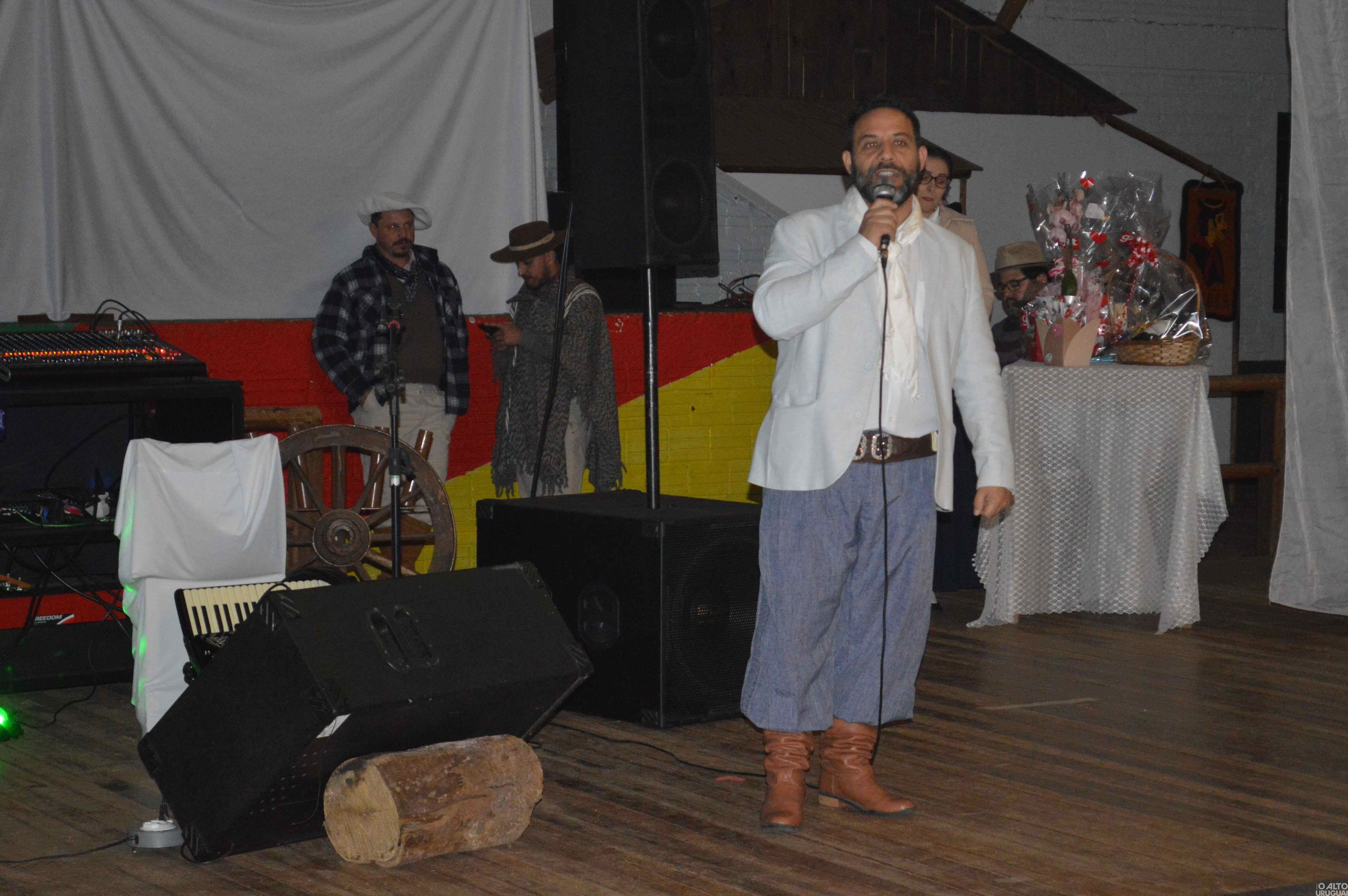 Noite do Galanteio reúne casais no CTG Rodeio da Querência