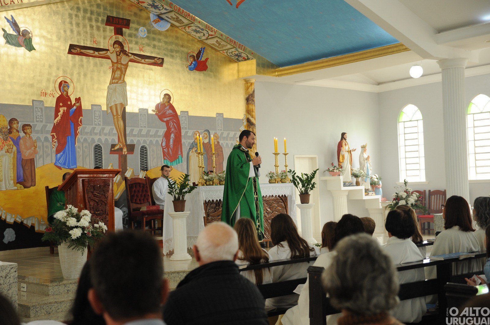 Fiéis participam da primeira missa de Gustavo Balestrin em FW