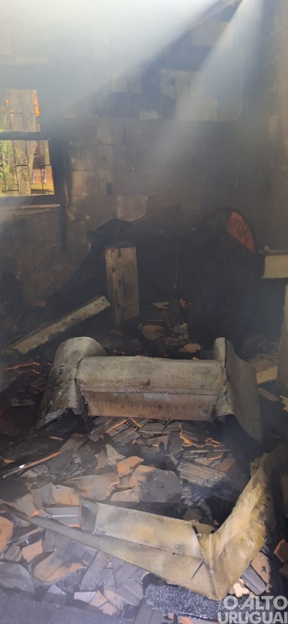 Incêndio destrói prédio de antigo bar e restaurante em Palmeira das Missões