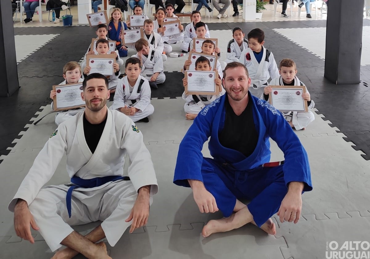 Equipe A-FW realiza primeira cerimônia de graduação infantil e juvenil