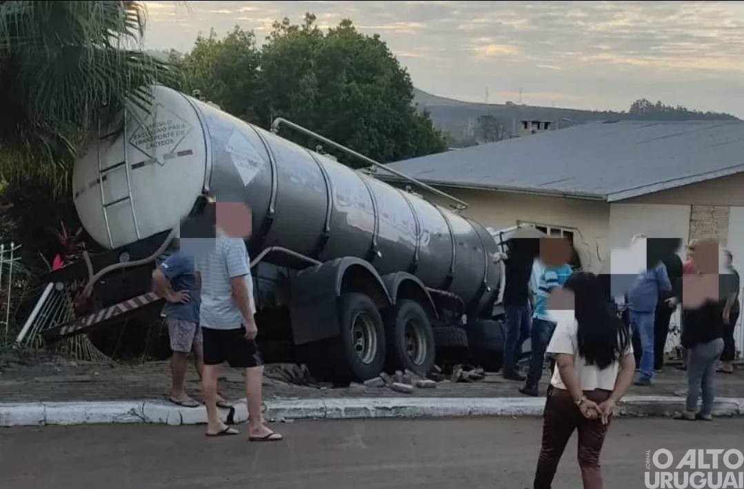 Caminhão desgovernado atinge carros e casa em Pinhal