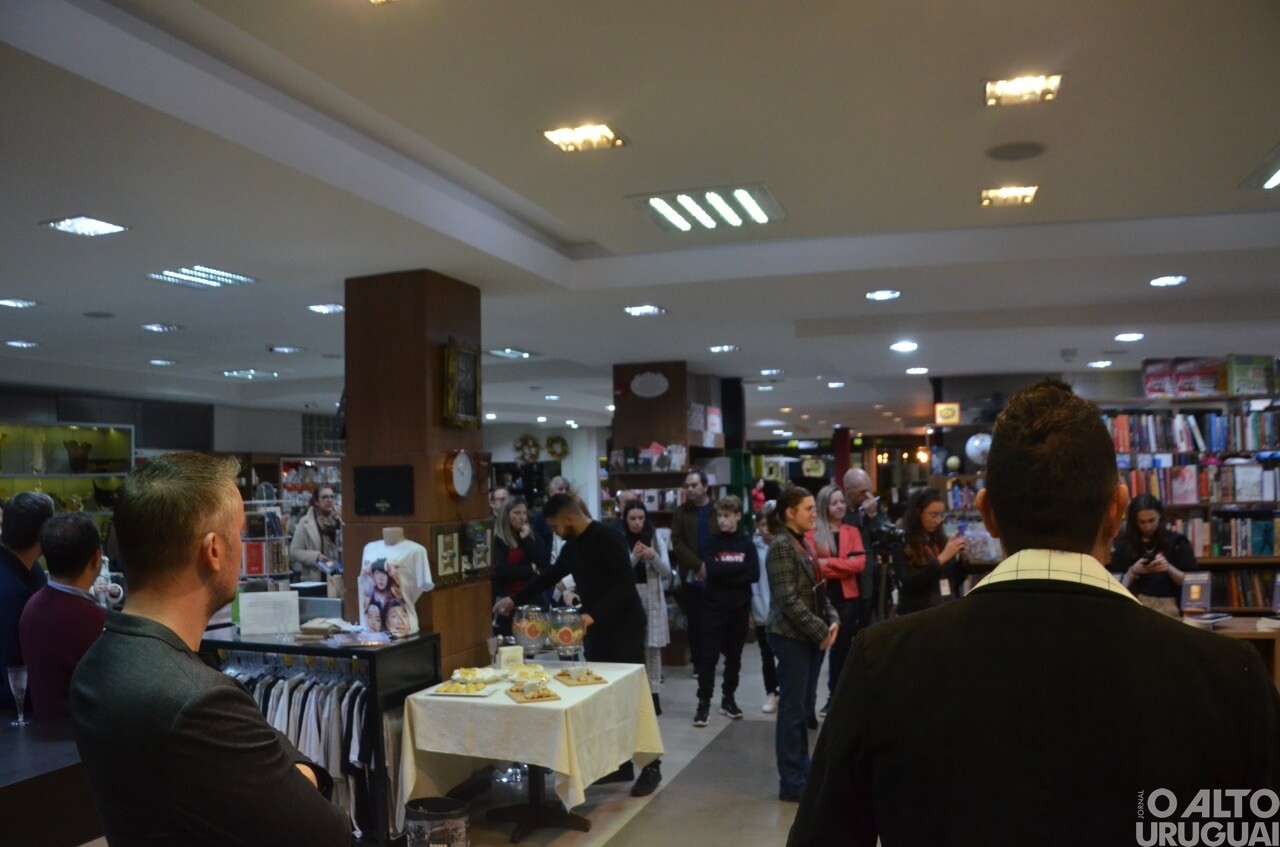 Professor Roberto Franciscatto lança livro pela Vitrola Editora