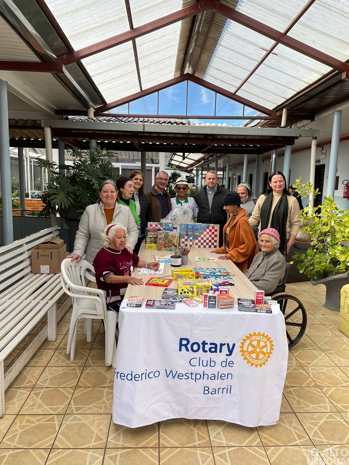 Rotary Barril entrega doações para sala de recreação no Lar dos Idosos de FW