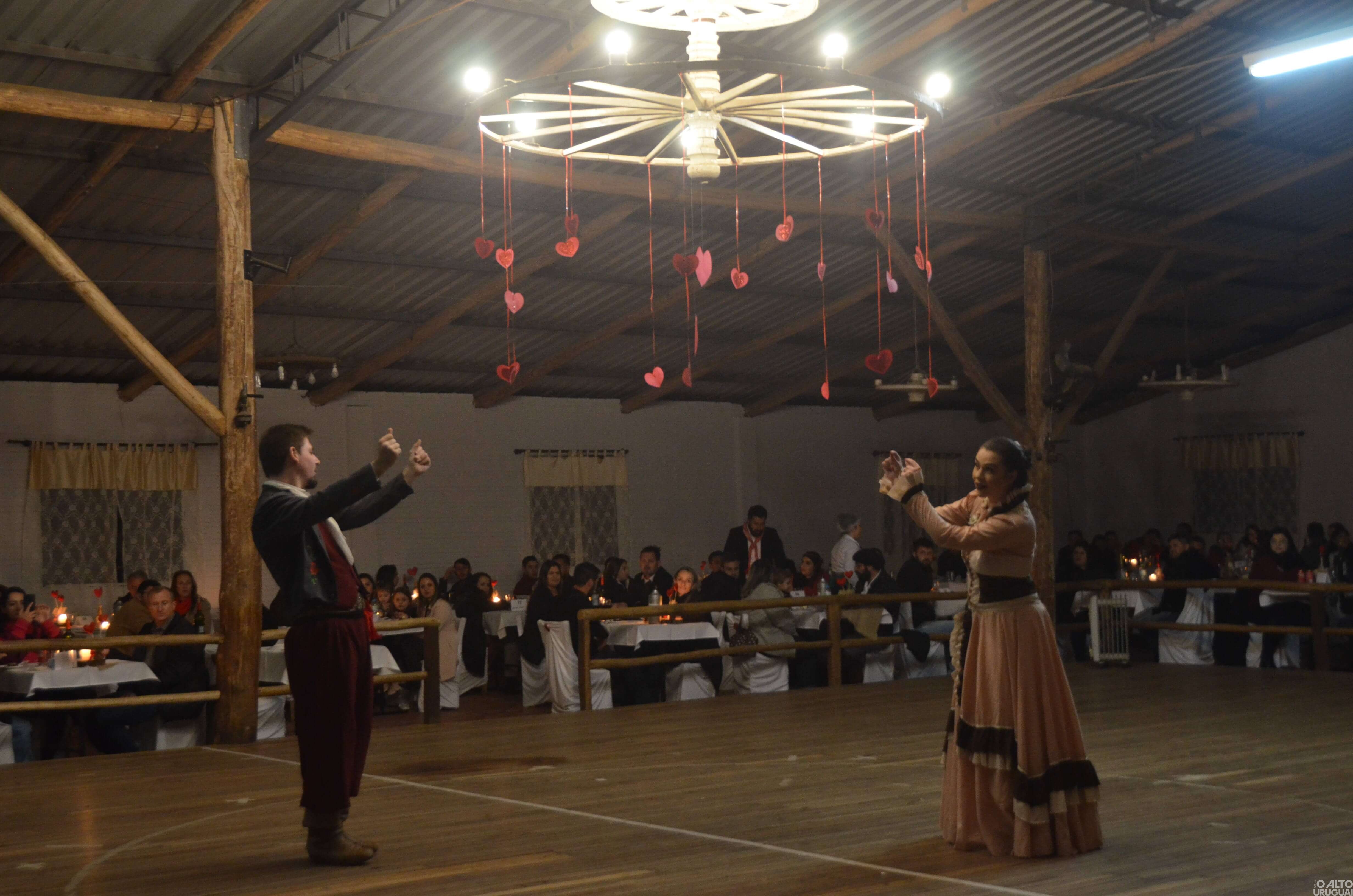 Noite do Galanteio reúne casais no CTG Rodeio da Querência