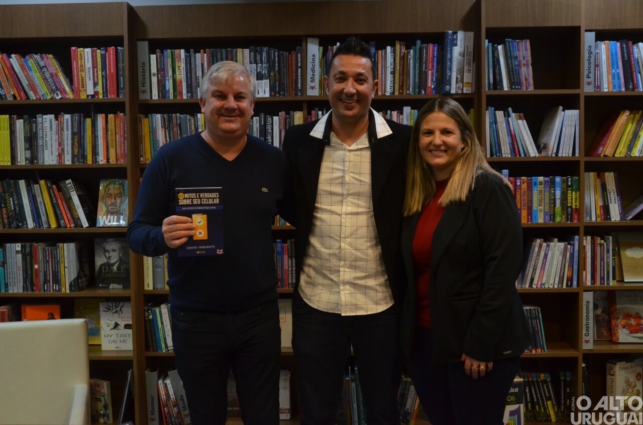 Professor Roberto Franciscatto lança livro pela Vitrola Editora