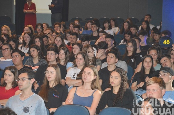 Caravana do Enem reúne mais de 600 estudantes na URI/FW