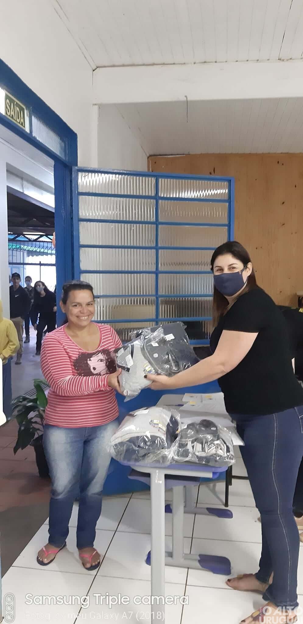 Secretaria de Educação de Erval Seco entrega kits de uniformes escolares