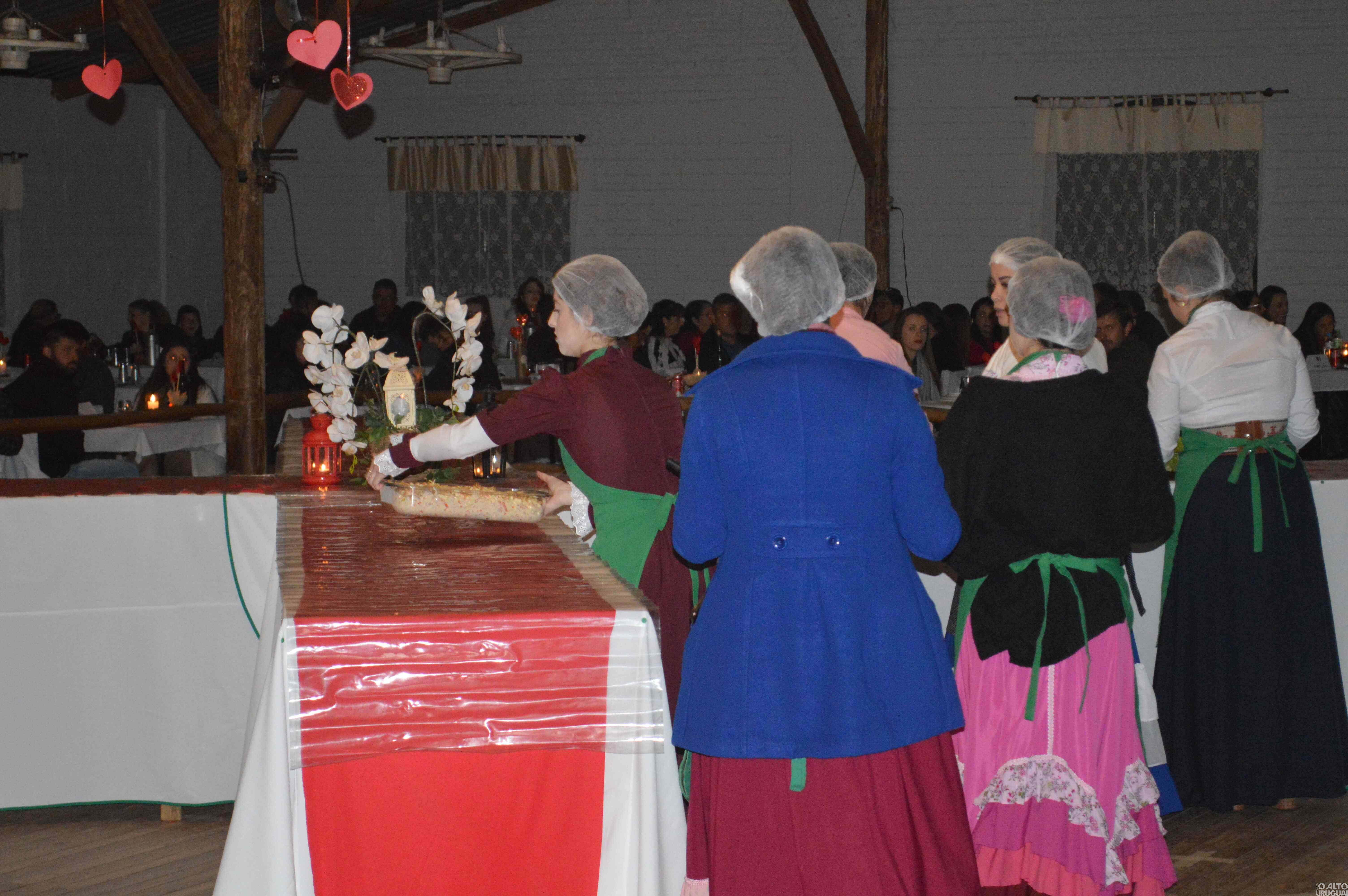 Noite do Galanteio reúne casais no CTG Rodeio da Querência