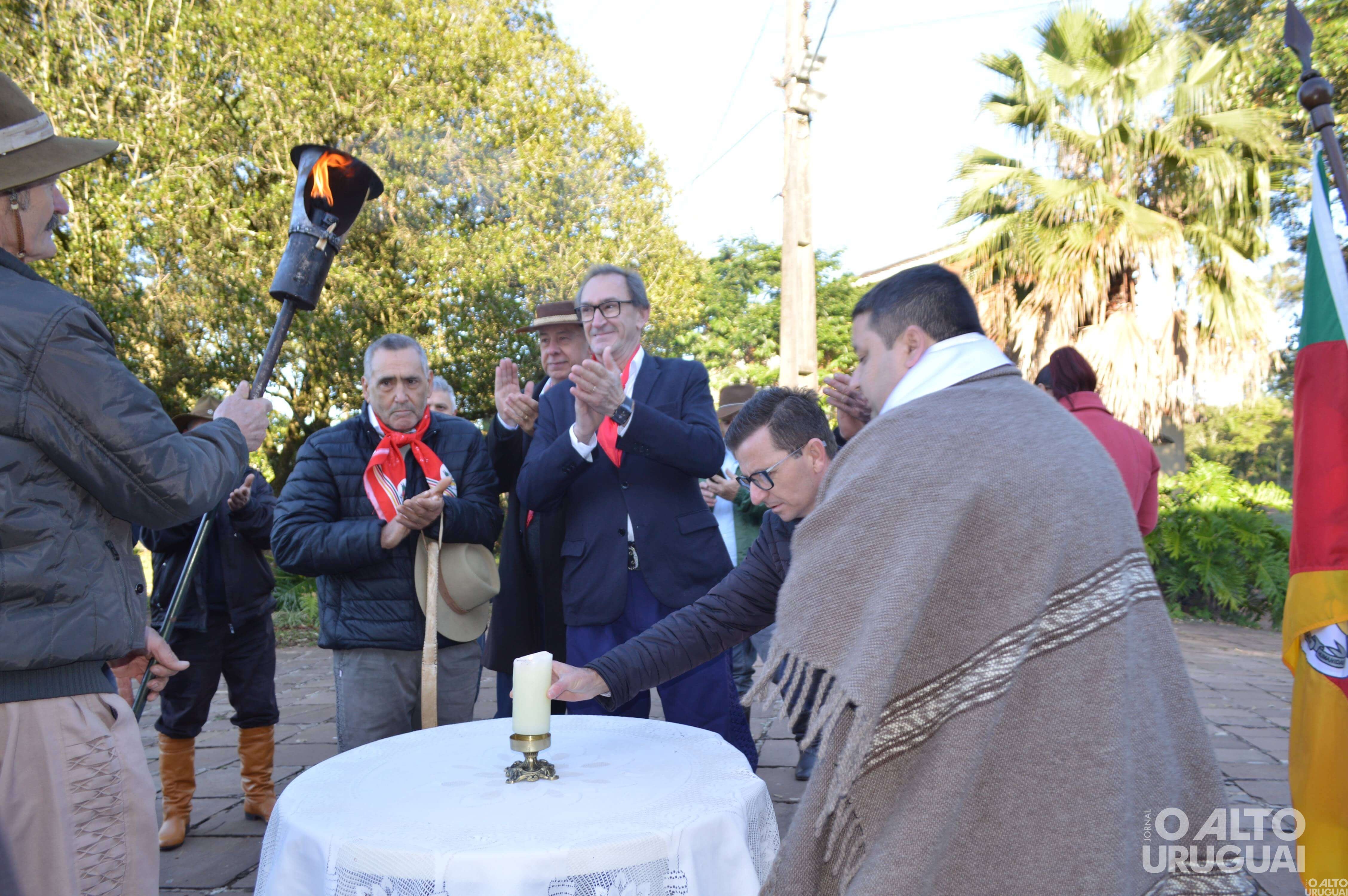 Cavalarianos de FW iniciam trajeto até Farroupilha com a Chama Crioula