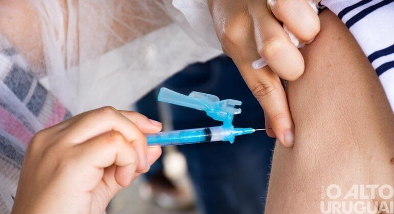 53,6% da população brasileira está vacinada com a primeira dose contra a Covid-19