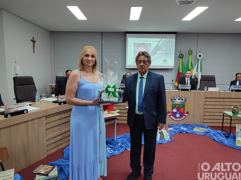 Poder Legislativo valoriza professores com a Condecoração Mérito Educacional Barril