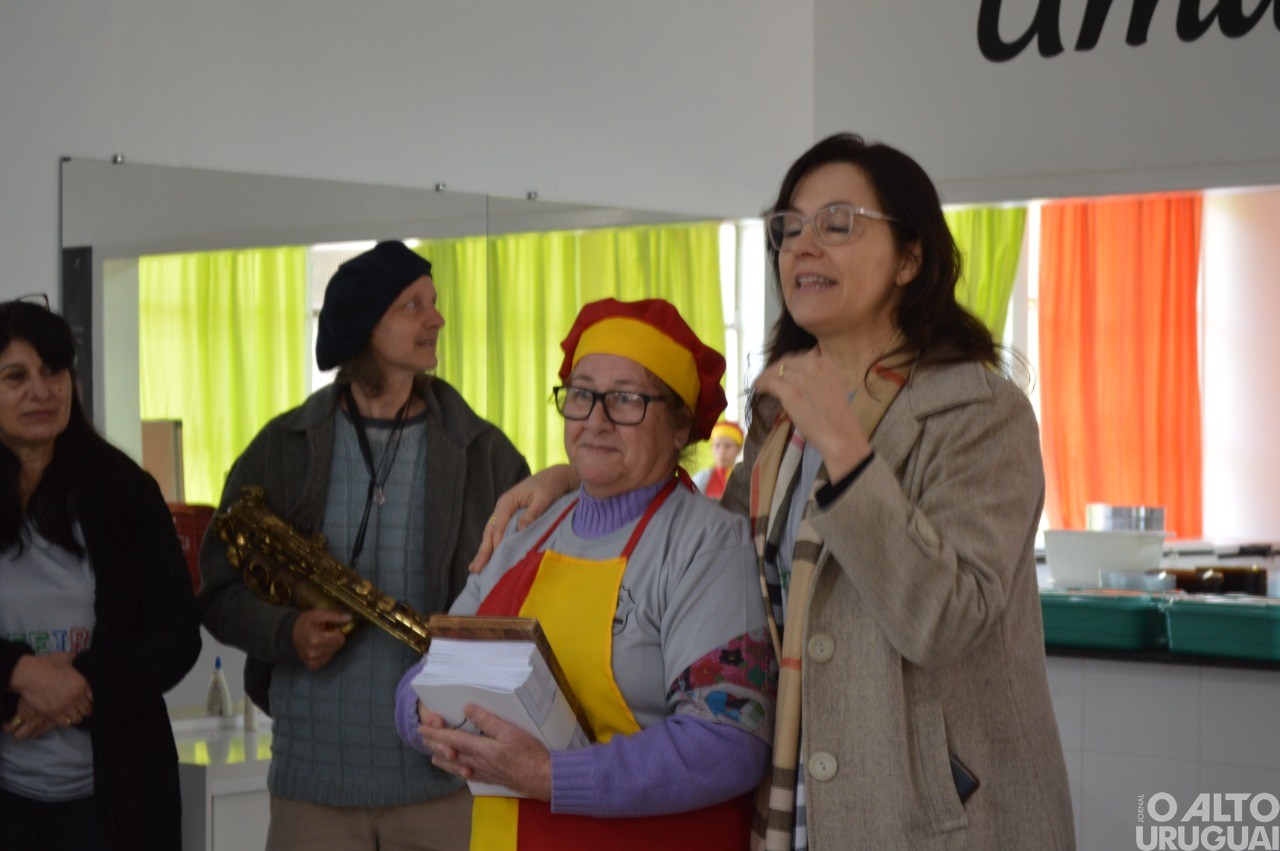 Feira do Livro da Escola Caiçara recebe grande público no primeiro dia