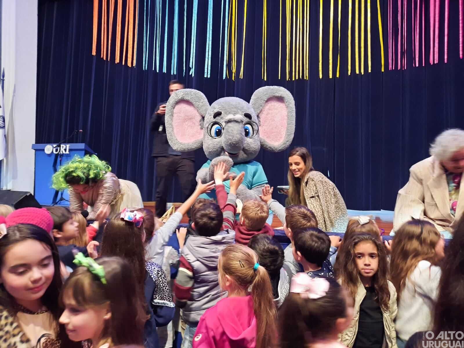 Escola Afonso Pena promove peça teatral comemorativa aos seus 60 anos