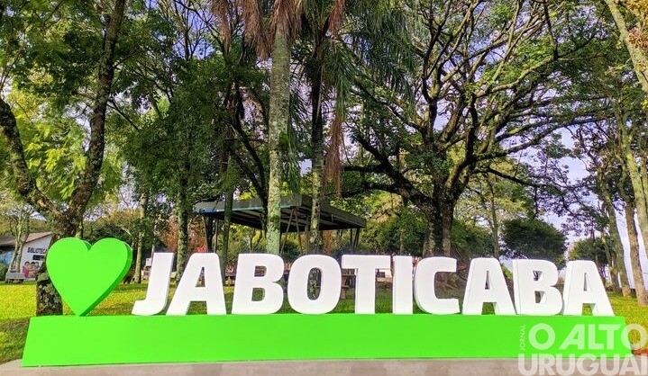 Sicredi Raízes presenteia cidades com letreiros turísticos