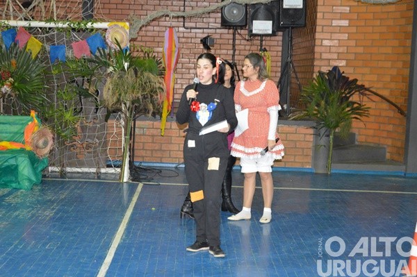 Festa Junina da Escola Irmã Odila Lehnen reúne comunidade em noite de alegria e tradição