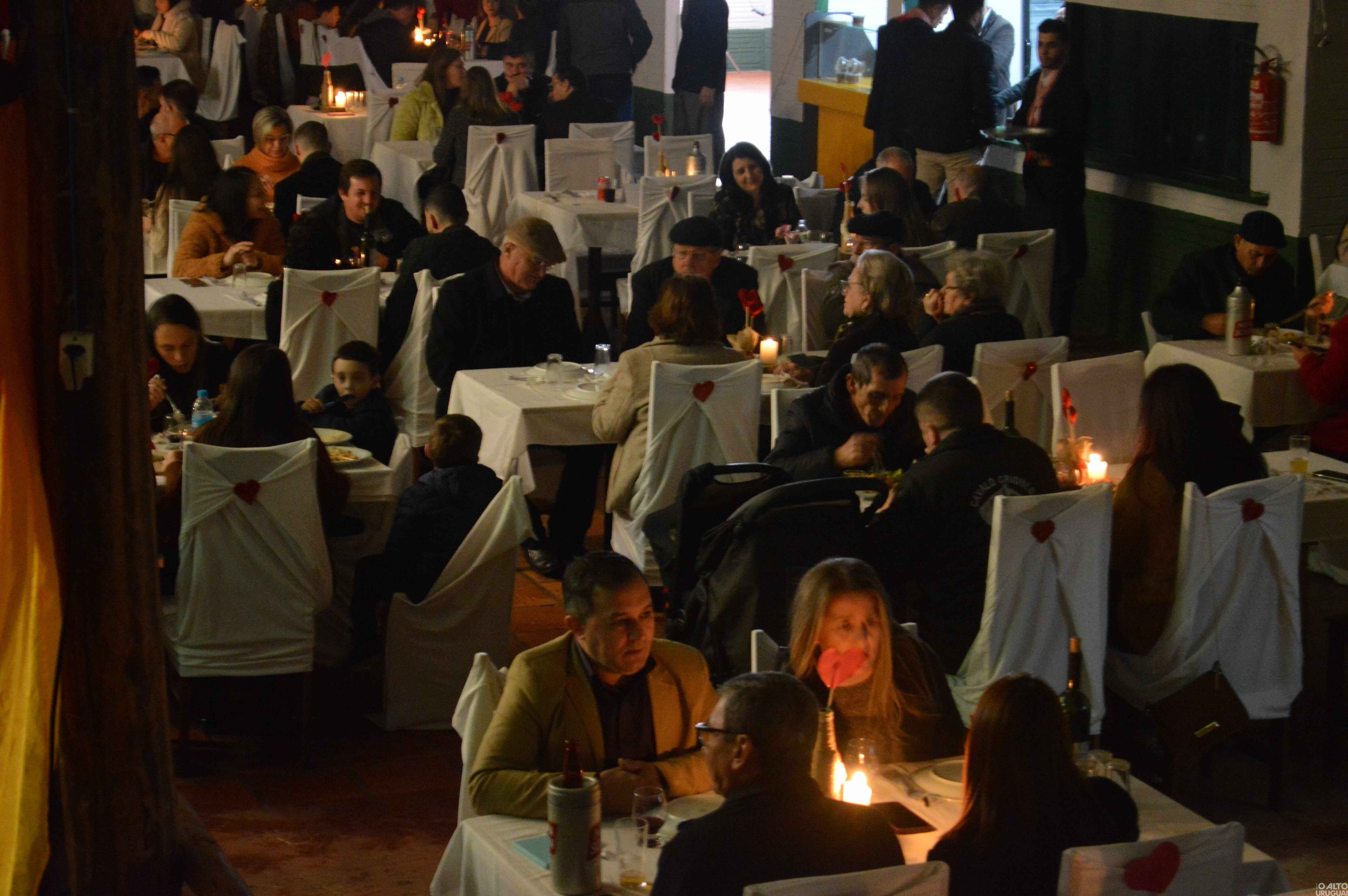 Noite do Galanteio reúne casais no CTG Rodeio da Querência