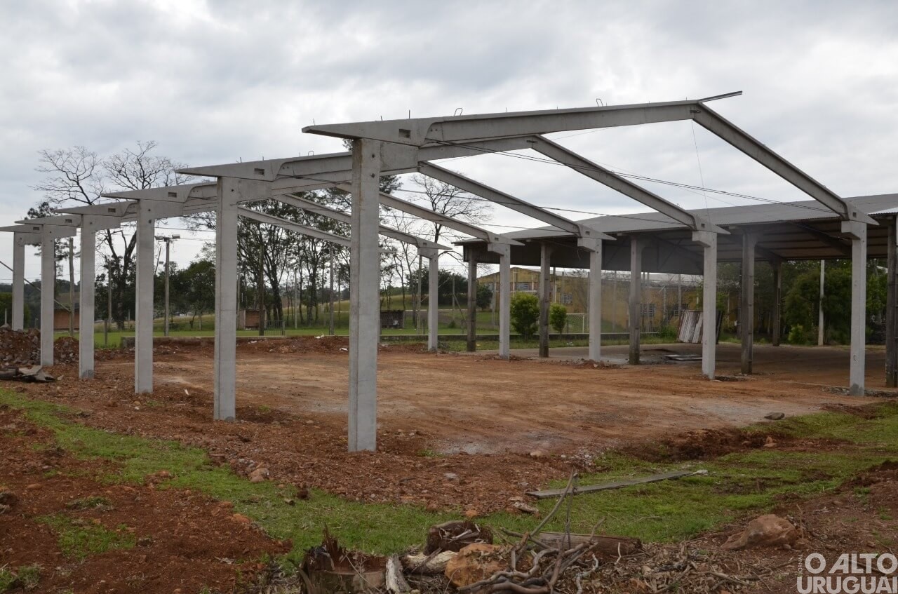 Iniciadas obras de melhorias em espaço esportivo em Caiçara