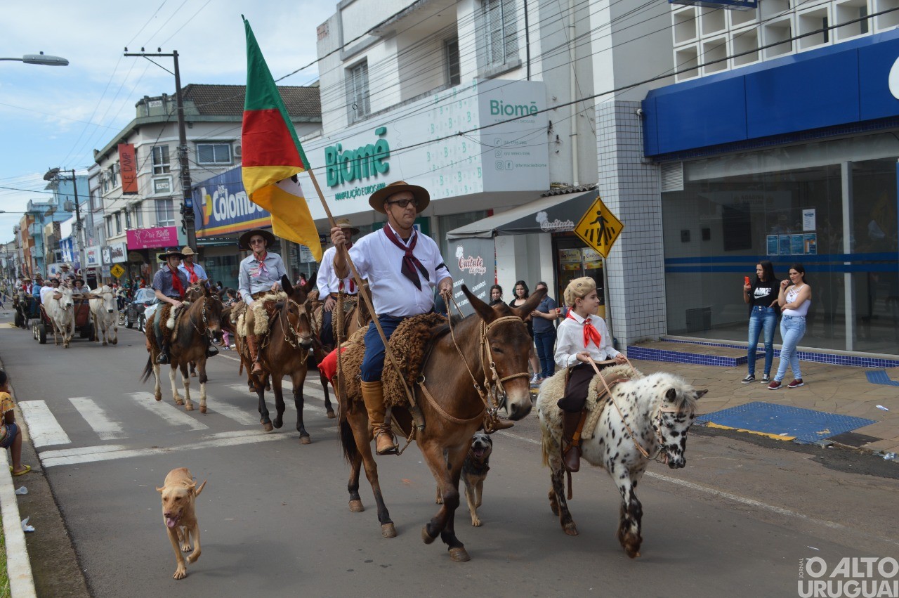 Desfile Farroupilha encerra festejos de FW