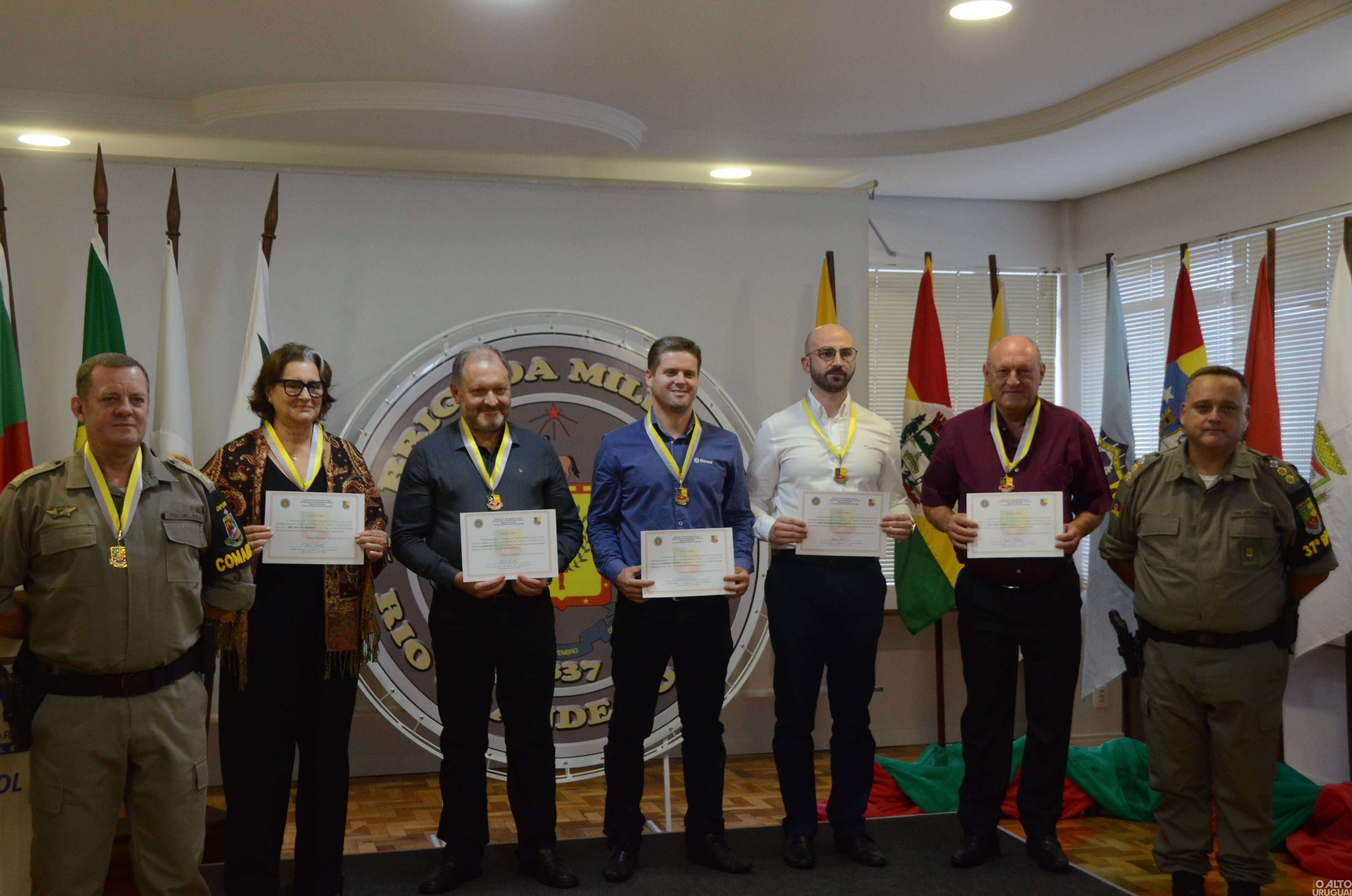 37º BPM realiza cerimônia de entrega de comendas