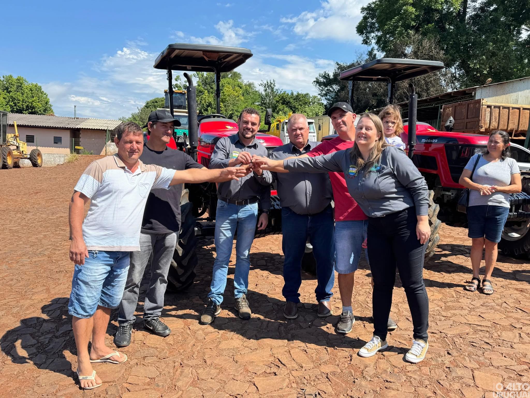 Erval Seco recebe dois novos tratores para patrulha agrícola