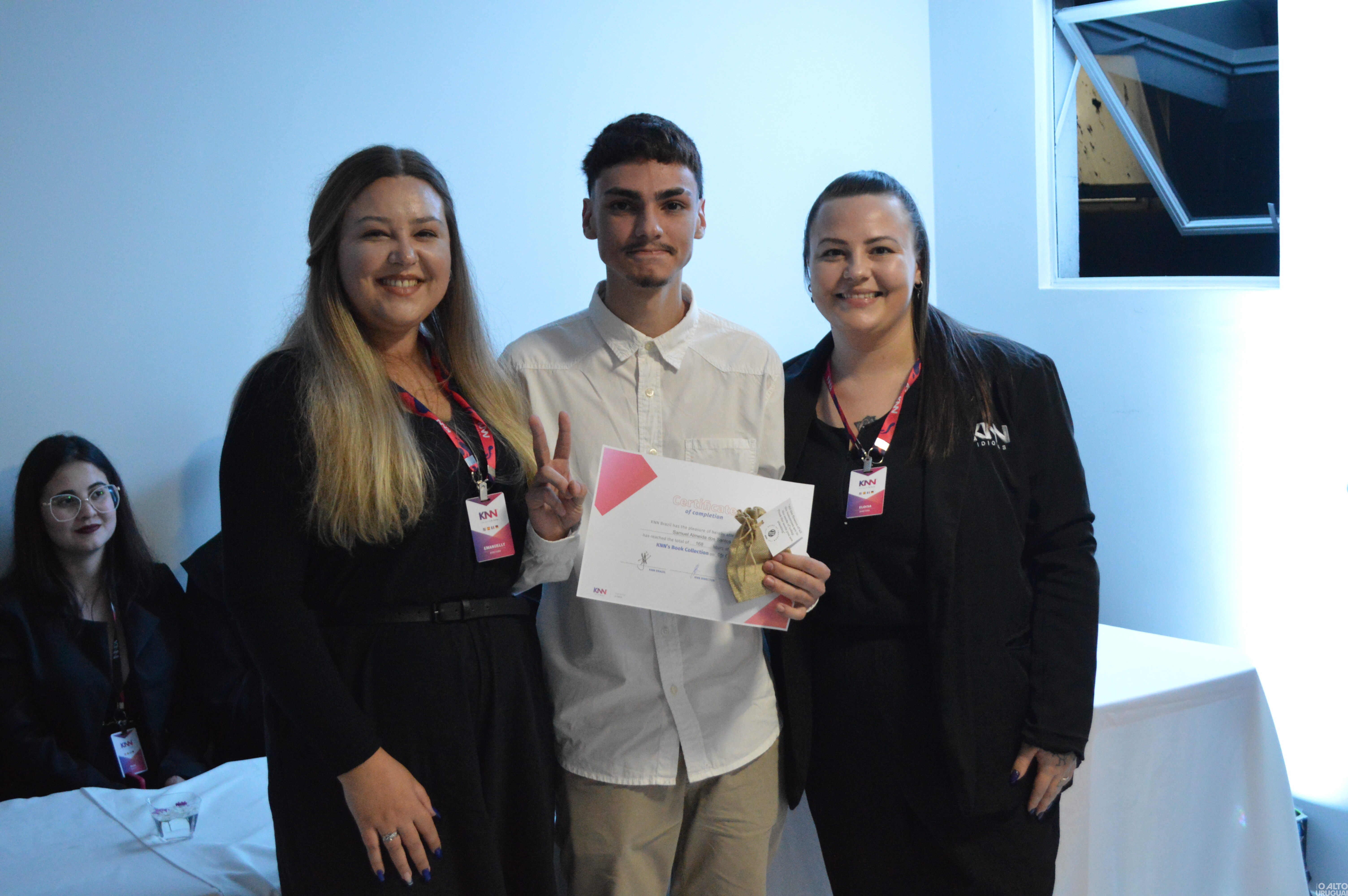 Com cerca de 400 alunos a KNN forma suas primeiras turmas de inglês em FW