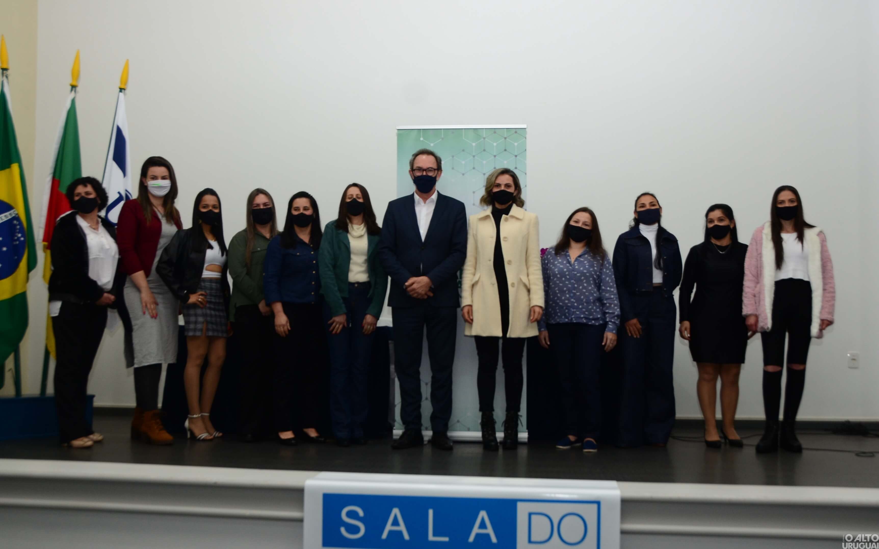 Primeira turma do Curso de Corte e Costura recebe certificação em FW