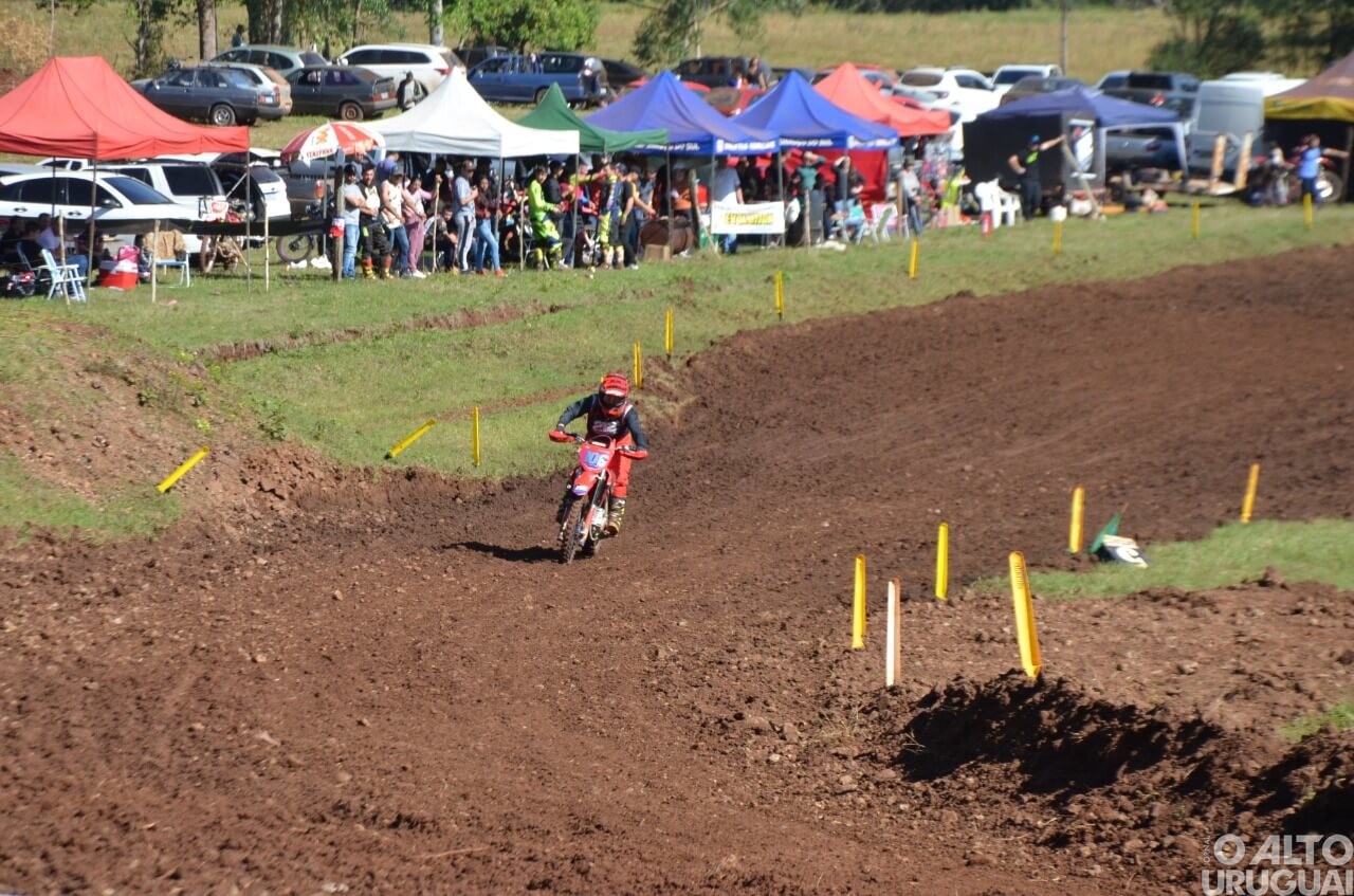 Pilotos do RS e SC disputam provas de velocross em Taquaruçu do Sul