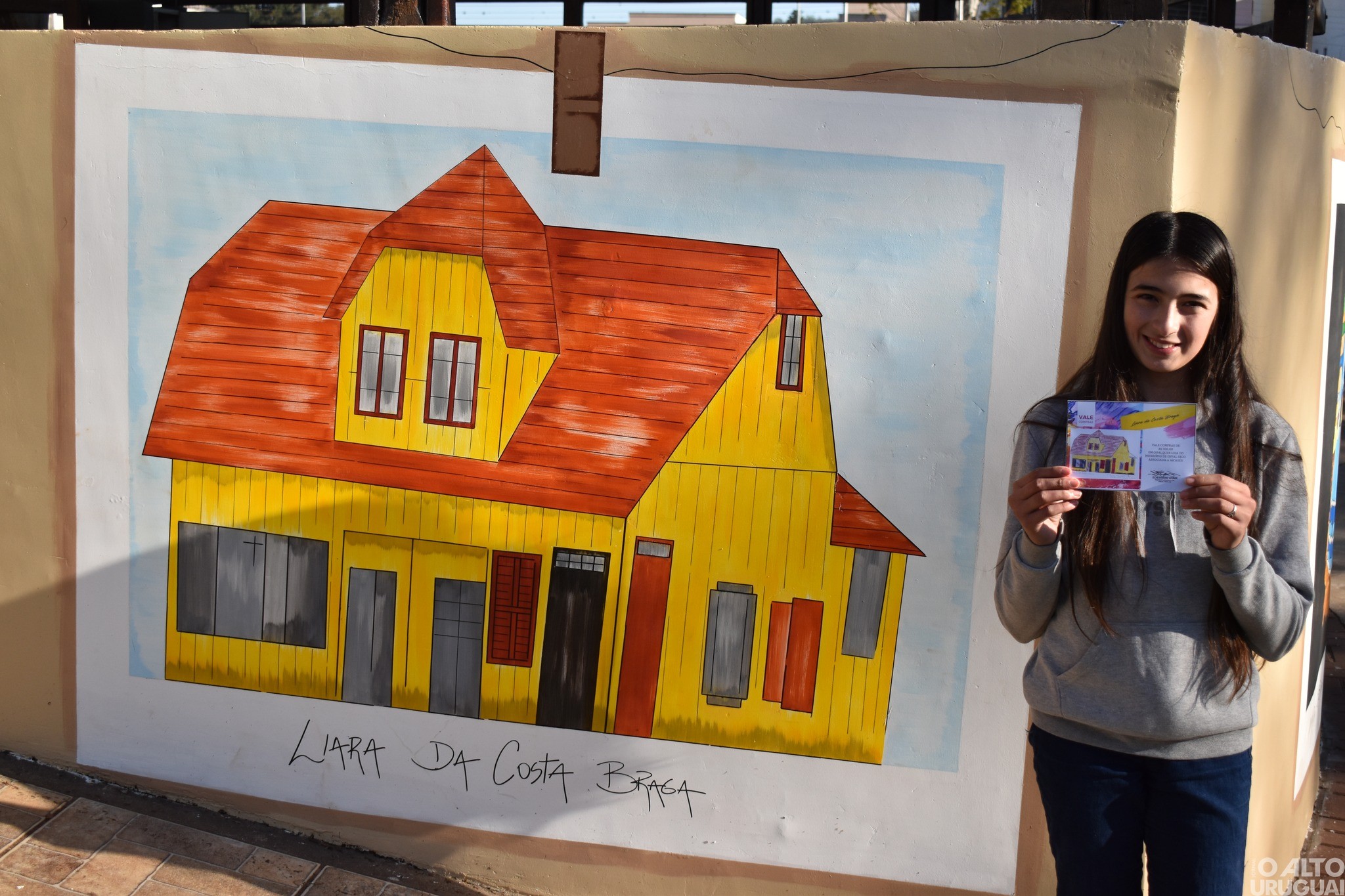 Prefeitura de Erval Seco entrega vales-compras a alunos vencedores de concurso de desenhos