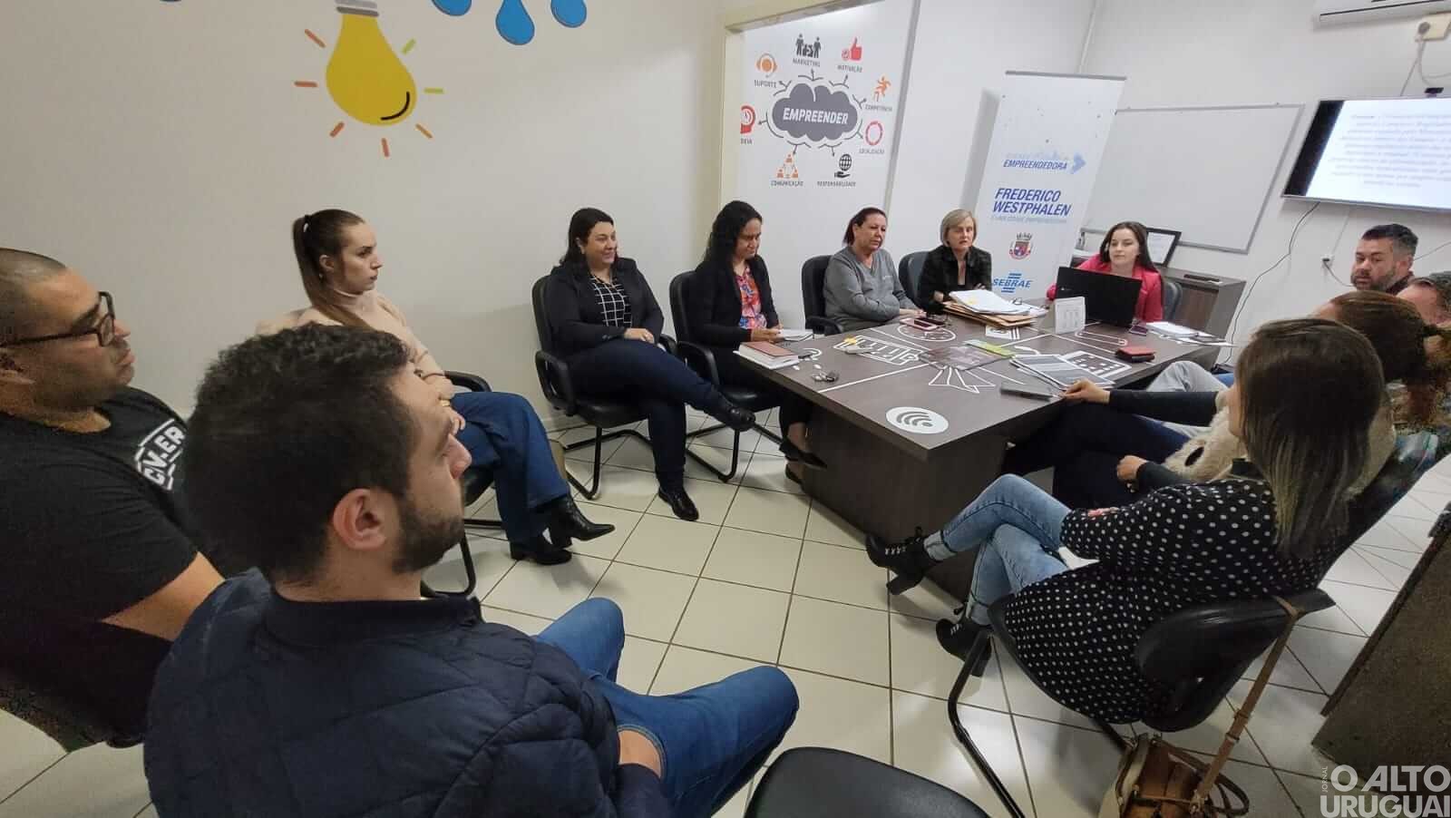 Secretaria de Saúde de FW recebe médicos para reunião