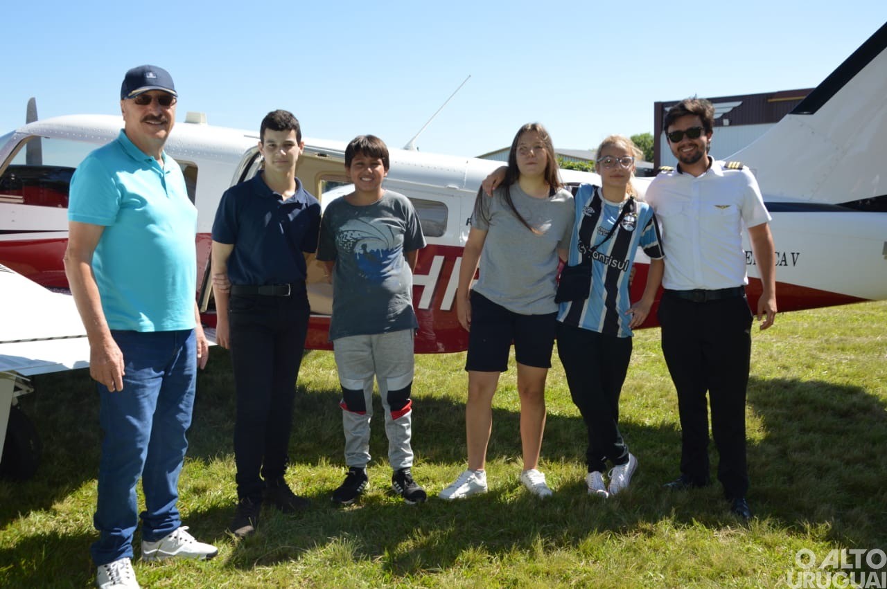 Integrantes do Aeroclube de FW realizam ação de Natal com voos panorâmicos