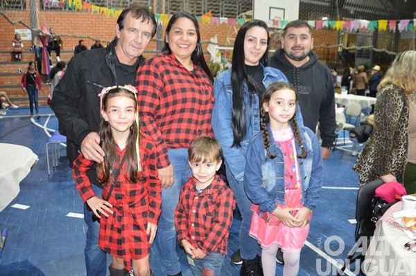 Festa Junina da Escola Irmã Odila Lehnen reúne comunidade em noite de alegria e tradição