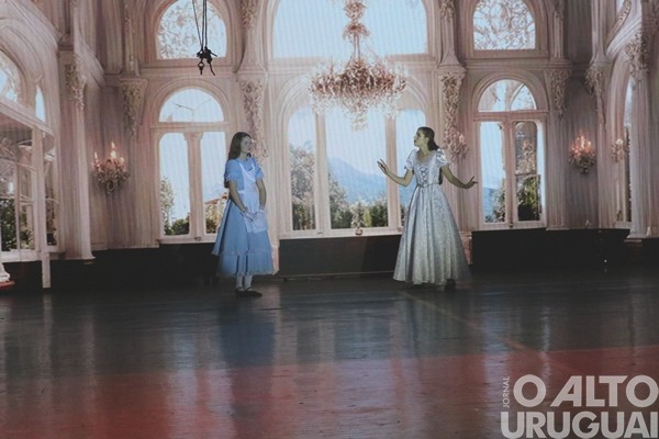 Espetáculo “Alice no País das Maravilhas” reúne público em Pinhal