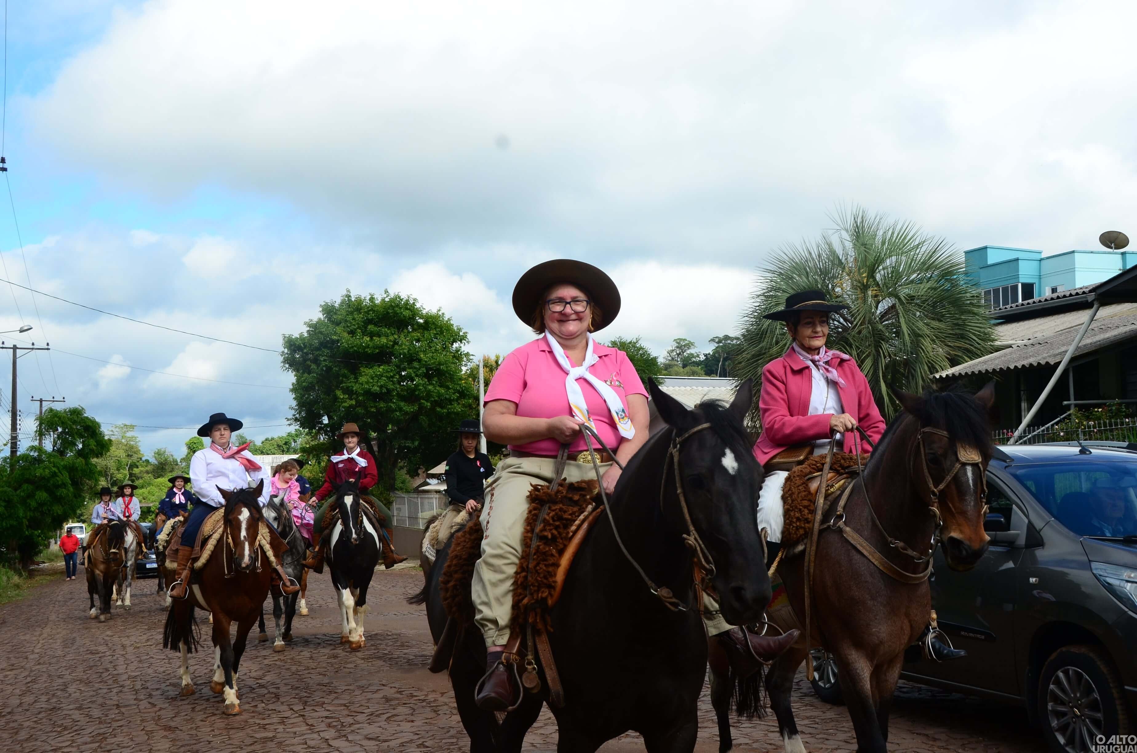 CTG Rodeio da Querência promove cavalgada alusiva ao Outubro Rosa