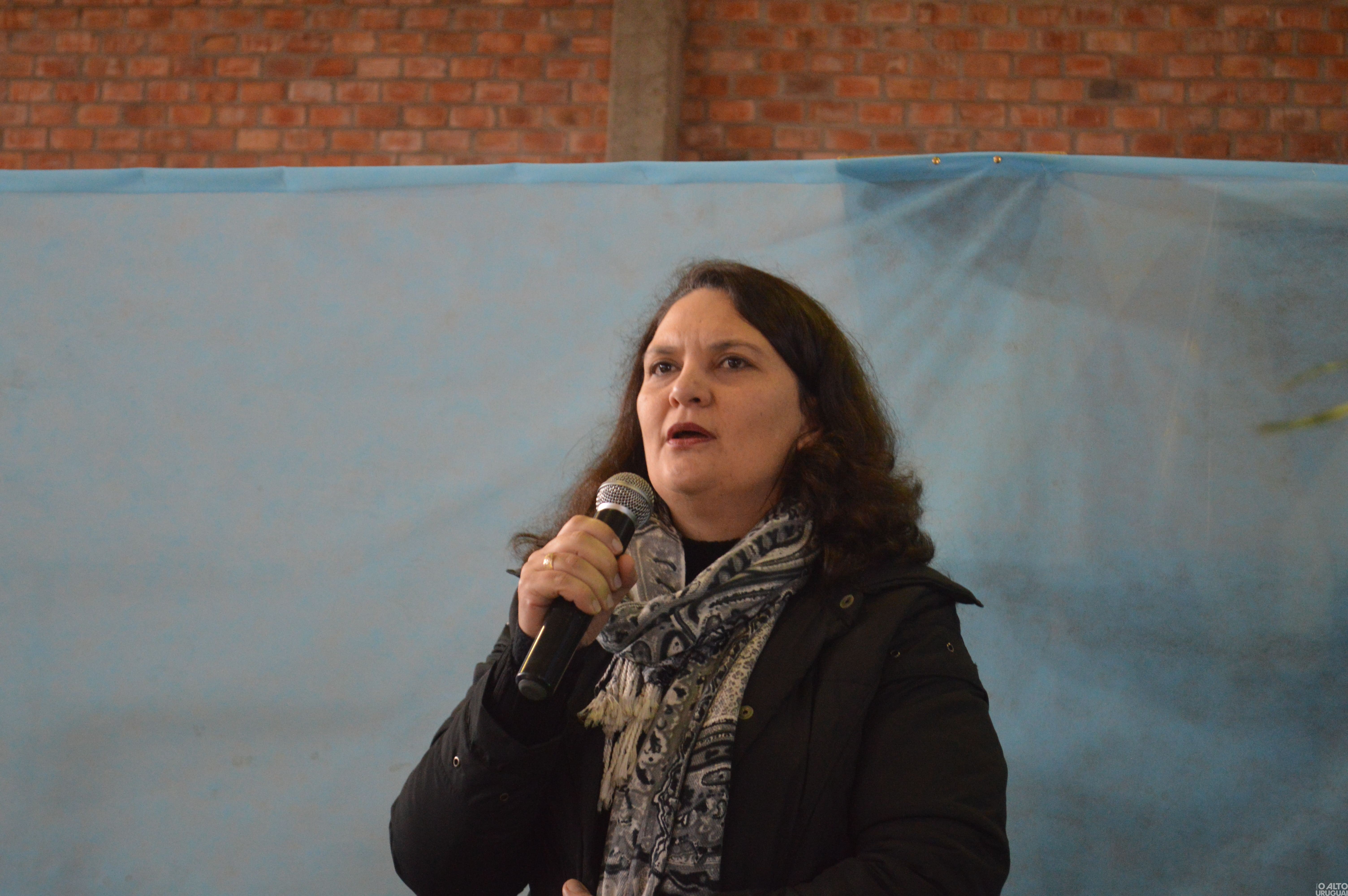 Executivo de Palmitinho entrega 45 imóveis