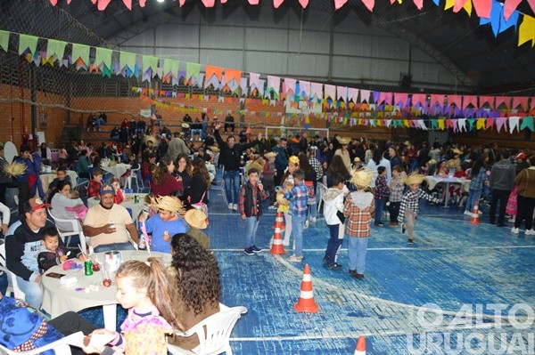 Festa Junina da Escola Irmã Odila Lehnen reúne comunidade em noite de alegria e tradição
