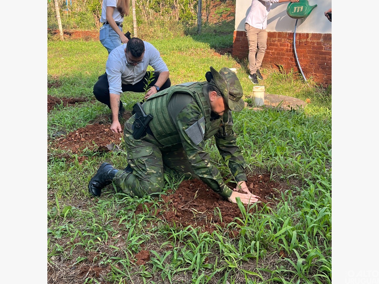 Cresol Raiz realiza ação simbólica com plantio de árvores em FW